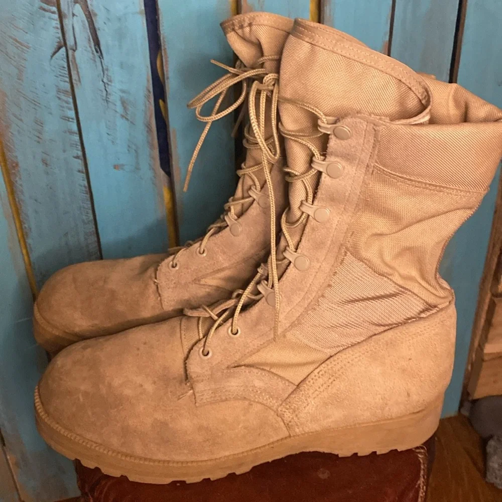 Wellco tan desert combat boots Vibram soles size 9.5 XW